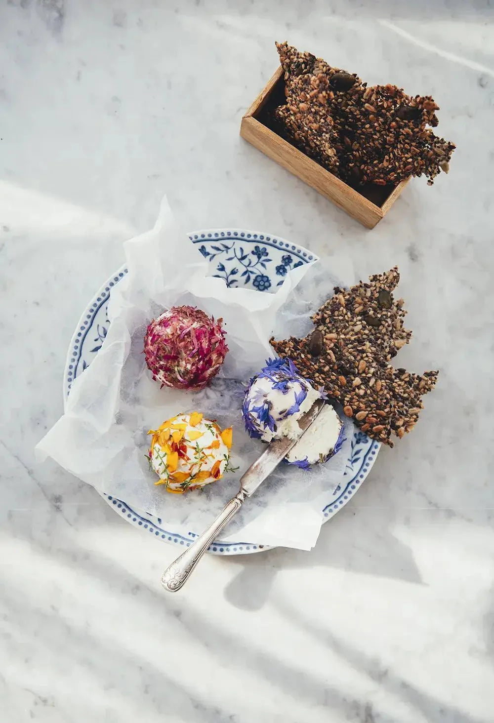 NORDIC.CHRISTMAS - Flowers On A Plate