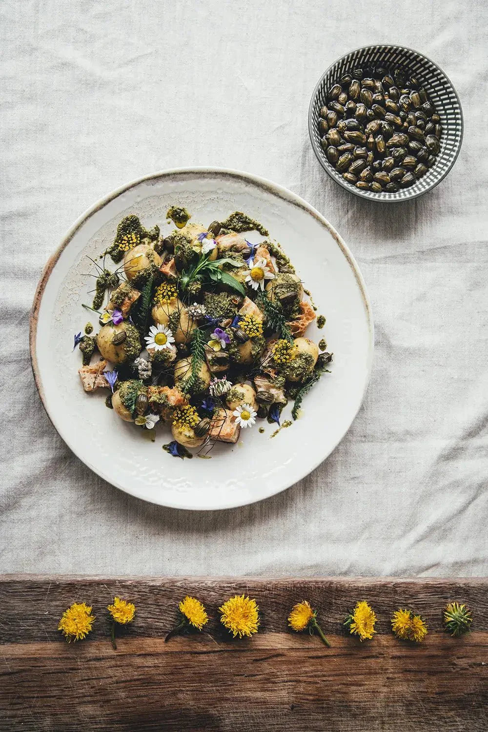 NORDIC.CHRISTMAS - Flowers On A Plate