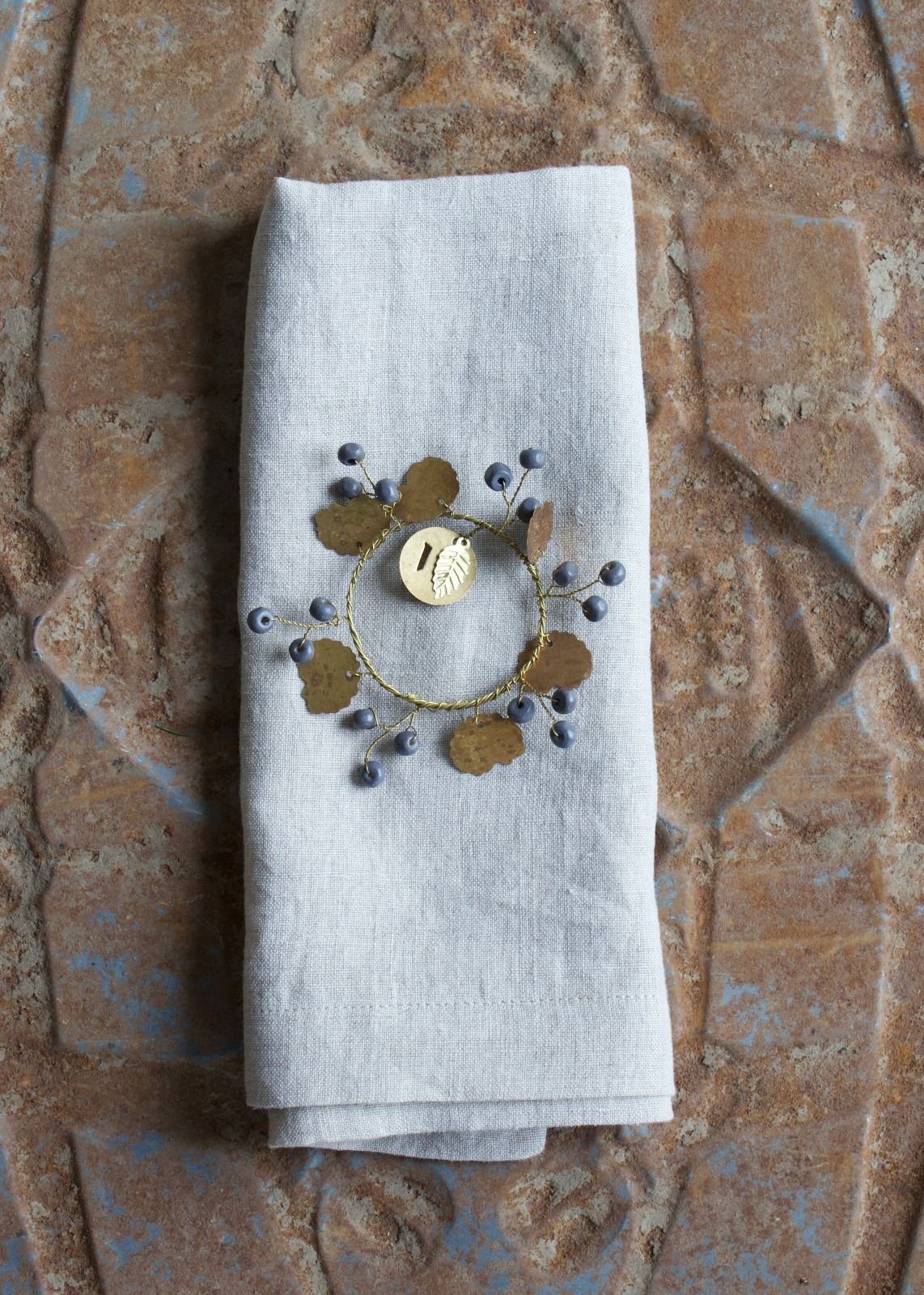 NORDIC.CHRISTMAS - Black wooden bead napkin - ring