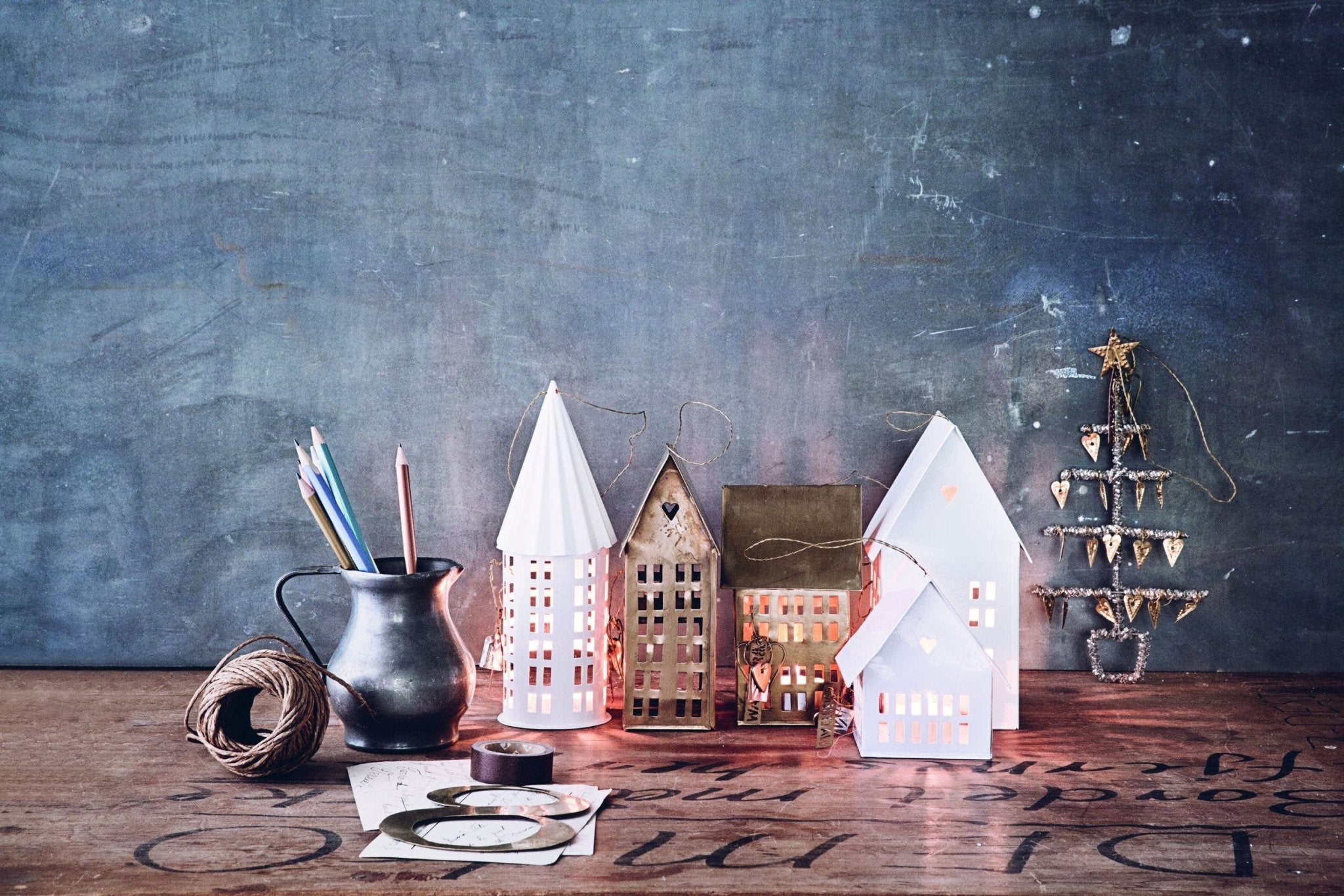 NORDIC.CHRISTMAS - Round white metal house decoration