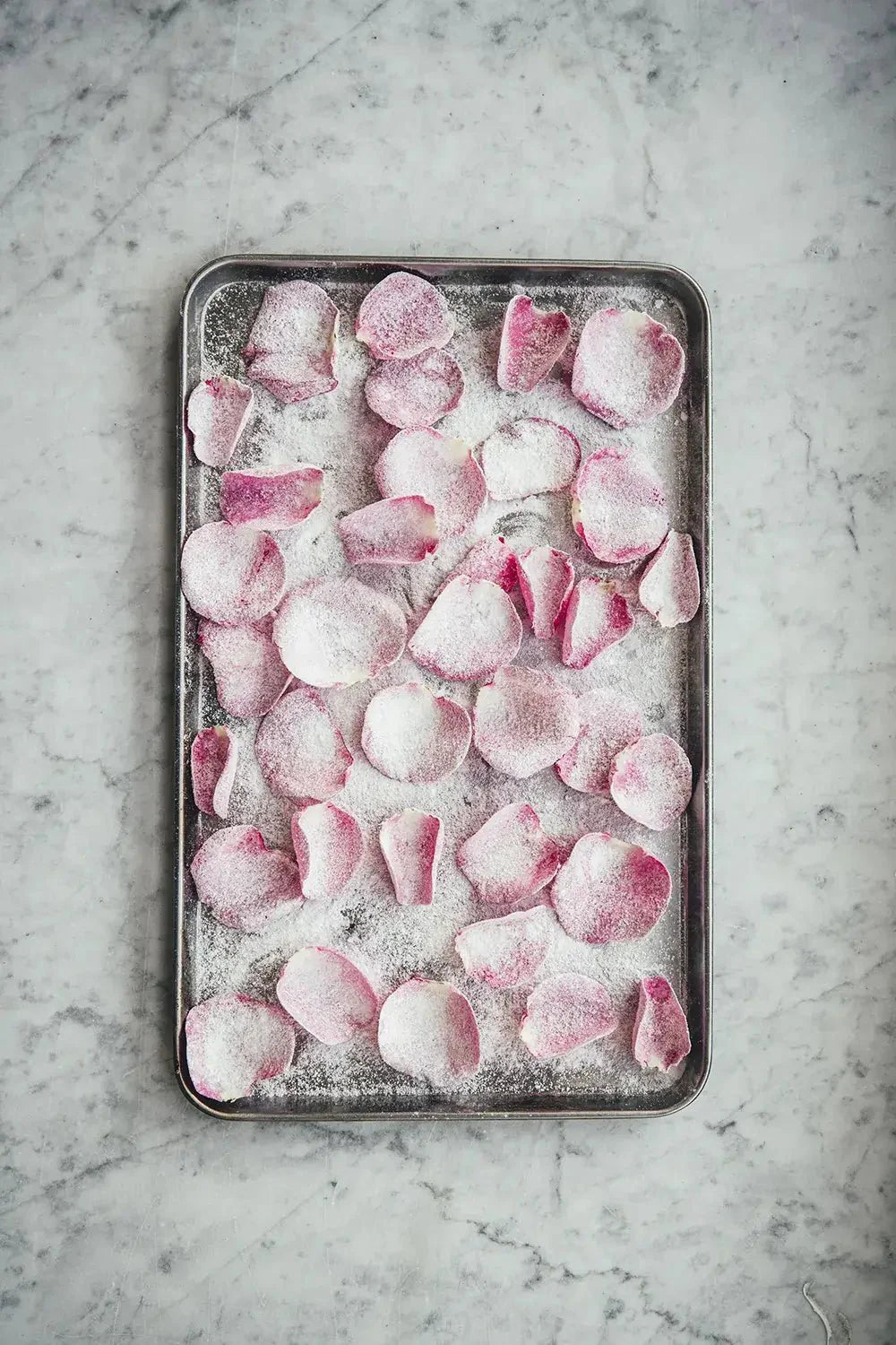 NORDIC.CHRISTMAS - Flowers On A Plate