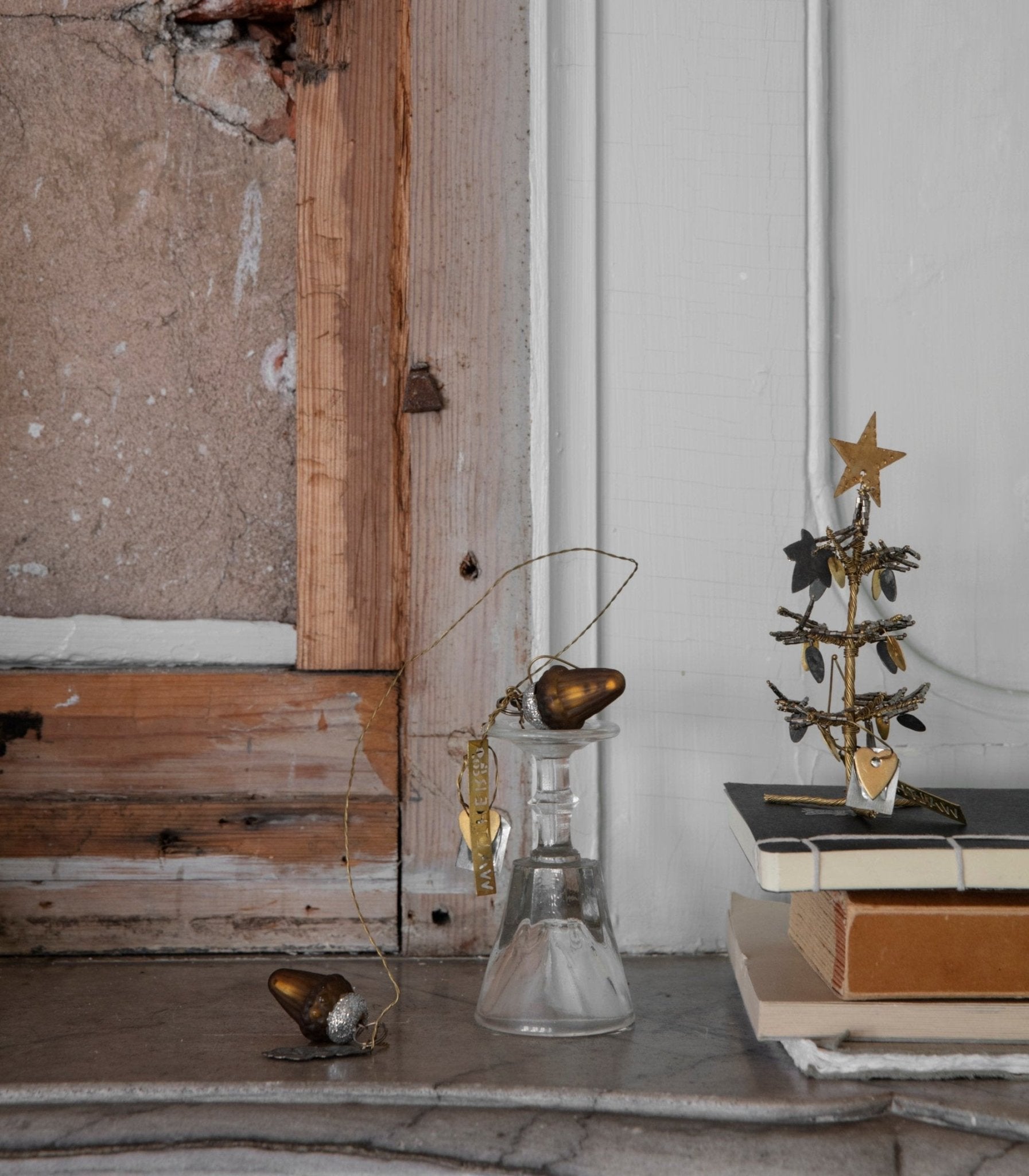 NORDIC.CHRISTMAS - Golden acorns with leaf ornament