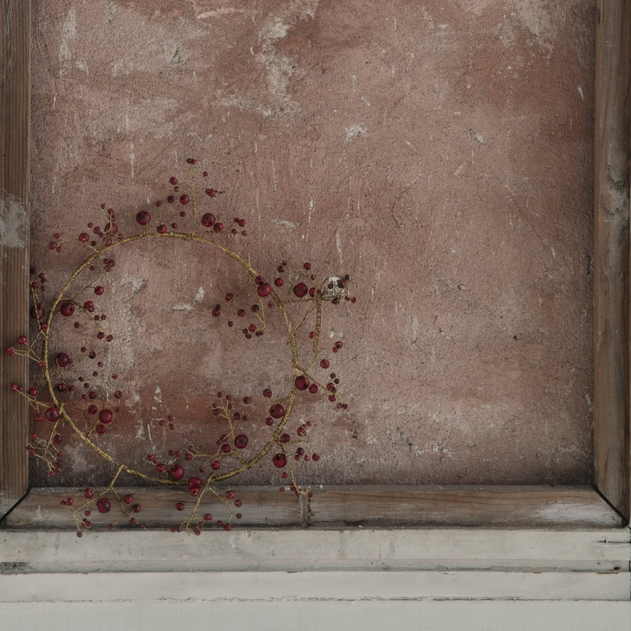 NORDIC.CHRISTMAS - Red berry brass wreath